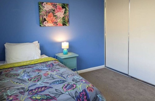 Garran Apartment | Colourful & Happy Apartment 3bd, 2bth @Garran