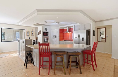 South Yunderup House | Come and enjoy our eclectic yet tranquil family home literally on the banks of the Murray River. Dogs welcome (by arrangement).