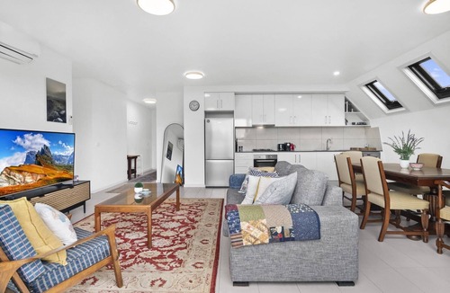 Footscray Apartment | Comfortable 2 Bed Stay with Parking