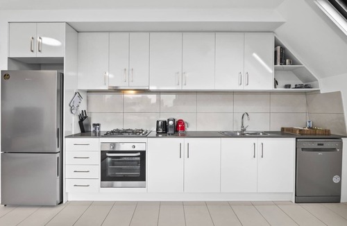 Footscray Apartment | Comfortable 2 Bed Stay with Parking