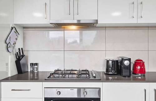 Footscray Apartment | Comfortable 2 Bed Stay with Parking