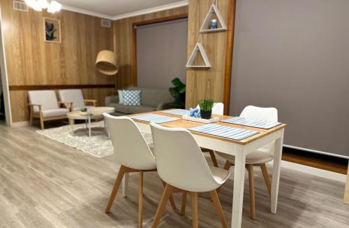 Norlane House | Comfortable 2BR Home - Sleeps 6 - 10 Mins to Geelong Ferry Terminal - By Saga Living