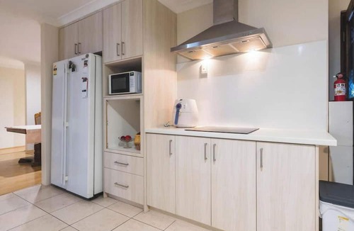 Canning Vale House | Comfortable 4BDR Family home in Suburbia