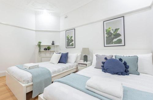 Eastwood House | Comfortable Double Room with 2 Beds in Eastwood - Shared Bathroom and Kitchen
