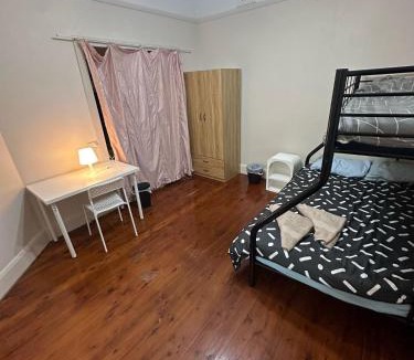 Earlwood House | Comfortable Family Room in Central Location - EW1 OLD