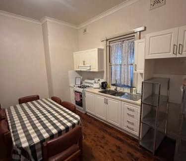 Earlwood House | Comfortable Family Room in Central Location - EW1 OLD