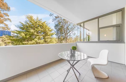 Macquarie Park Apartment | Comfortable Over Sized 1BRD Close to Metro & Mall