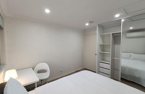 Merrylands House | Comfortable Queen Room With AC & Heating - Merrylands - NM7