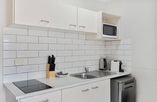 South Brisbane Apartment | Comfortable Stay with Pool Access