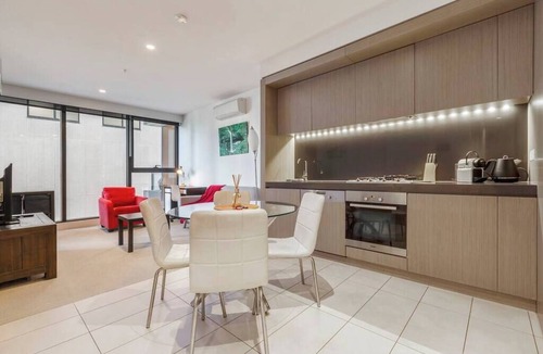 South Melbourne Apartment | Comfy 1-Bedroom Apartment Near Albert Park