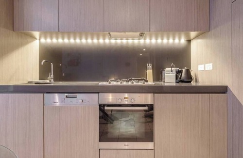 South Melbourne Apartment | Comfy 1-Bedroom Apartment Near Albert Park