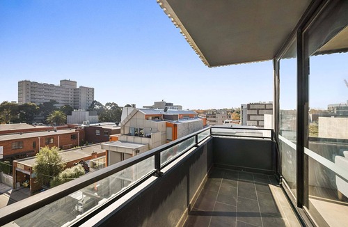 Prahran Apartment | Comfy 2-Bed Balcony Unit near Chapel St
