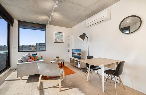 Prahran Apartment | Comfy 2-Bed Balcony Unit near Iconic Chapel St