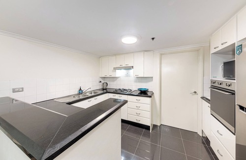 Chinatown Apartment | Comfy and Modern 1B Apartment in Haymarket