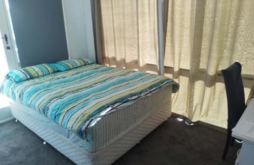 Grovedale House | Comfy bed quiet neighbourhood