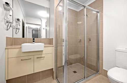 Panania House | Comfy Double Room in Panania - Nearby Stations & Shops - Shared Bathroom