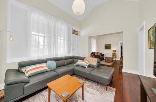 Gawler South House | Comfy Heritage Cottage in Gawler South, spacious with 3 bedrooms and close to city train, shops and dining