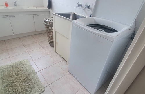 McKinnon Apartment | Comfy short term home in walking distance Melbourne South East Ormond Station