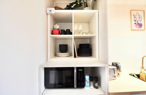 Glen Waverley House | Comfy unit on a quiet low traffic street. Brand new kitchen, central in Melb S/E