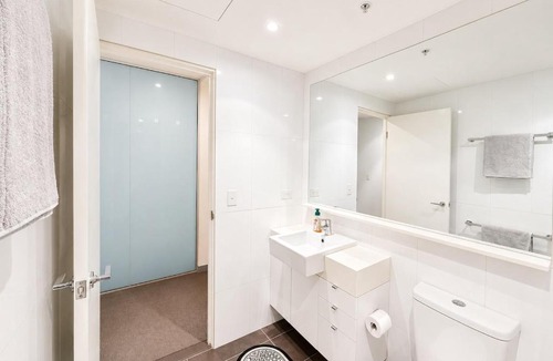 Melbourne Central Business District Apartment | Compact Stay with Balcony, Rooftop & Gym
