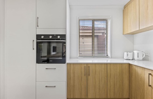 Henley Beach South House | Completely renovated, 900 metres to the beach! 3 Bedrooms, sleeps 5. 2 bathrooms