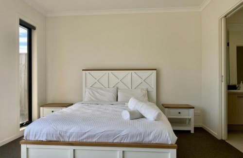 Donnybrook House | Connecting Palms - Donnybrook - Luxury Holiday Home with 5 x Bedrooms!