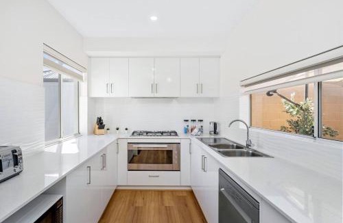 Craigie House | Contemporary Retreat near Hillarys Boat Harbour