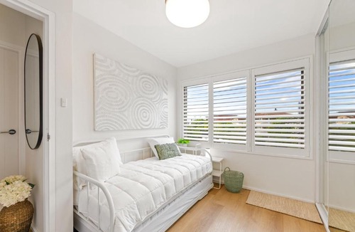 Cronulla Apartment | Convenience Meets Coastal Living with Parking