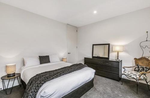 Malvern Apartment | Convenient and quiet in sophisticated Malvern
