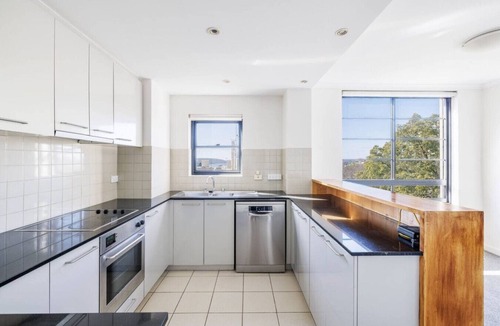 Darling Point Apartment | Convenient, Harbourside APT with parking & Views
