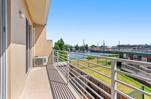 Airport West House | Convenient & Quiet 2-Bed by Shops and Airport