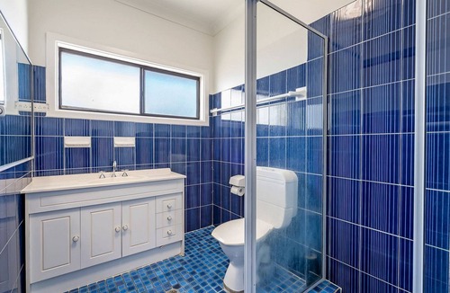 The Entrance House | Convenient Quiet Location, family & pet friendly.