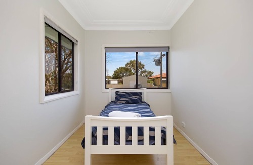 The Entrance House | Convenient Quiet Location, family & pet friendly.