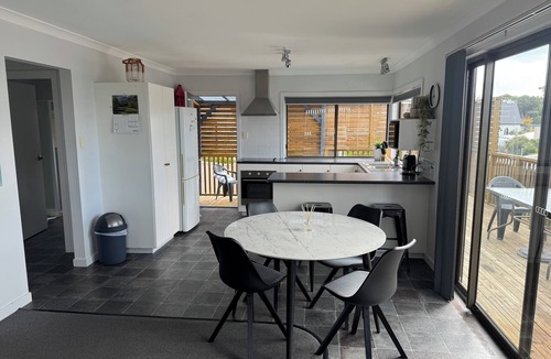 Bridport House | Conveniently located in the centre of town and close to the beaches