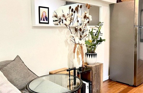 Seddon Apartment | Converted warehouse apt 17min from CBD