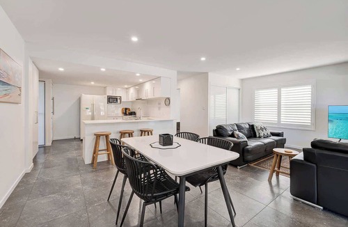 Dicky Beach Apartment | Coochin Court | Walk to Dicky Beach