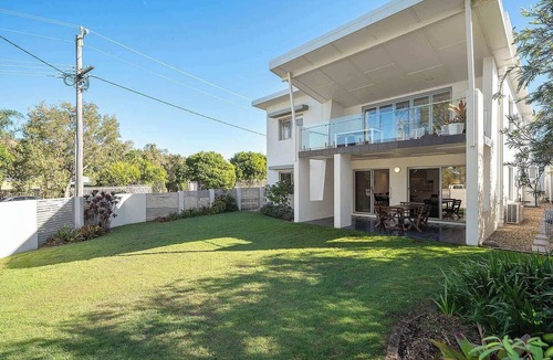 Dicky Beach Apartment | Coochin Court | Walk to Dicky Beach