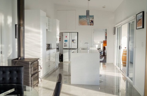 Bonney House | Coorong Island Retreat - Pet Friendly - Farm Stay