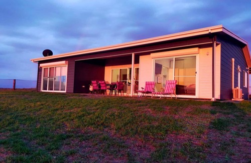 Bonney House | Coorong Island Retreat - Pet Friendly - Farm Stay