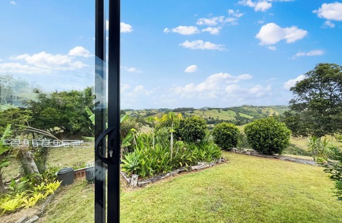 Cooroy Cottage | Cooroy - Bewell Eco Cottage - Garden Views - 25 mins to Noosa Heads -