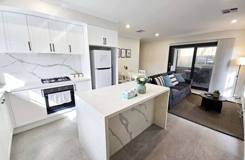 St James House | Corporate Entire House 1|Walk to Curtin University