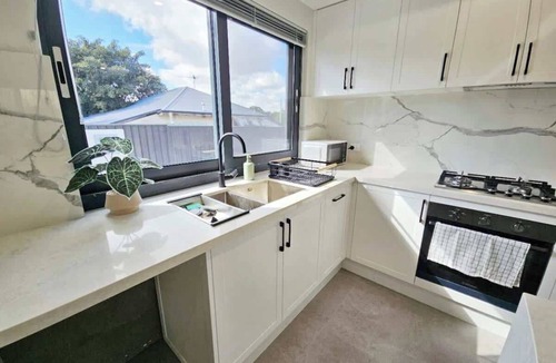 St James House | Corporate Entire House 1|Walk to Curtin University
