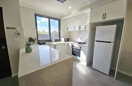 St James House | Corporate Entire House 2|Walk to Curtin University