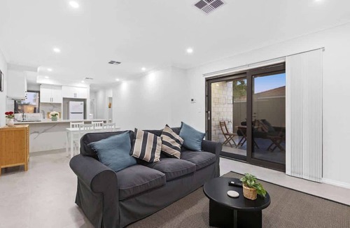 St James House | Corporate Entire House 3|Walk to Curtin University