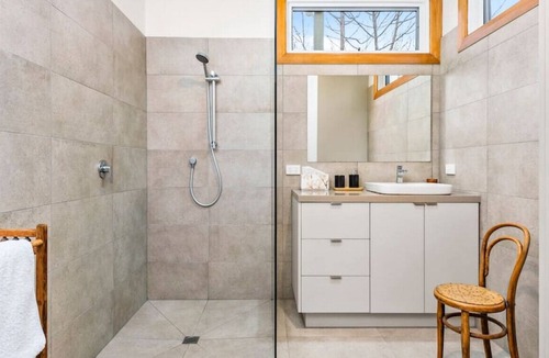Trentham House | Cosmo House - Getaway in Trentham 2 fireplaces