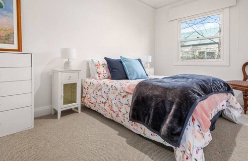 Trentham House | Cosmo House - Getaway in Trentham 2 fireplaces