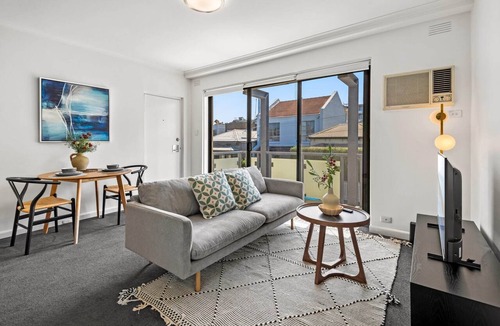 Elsternwick Apartment | Cosy 1-Bed Balcony Unit in Quiet Street by Shops