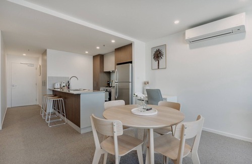 Phillip Apartment | Cosy 1-Bed with Pool, Gym ,Parking