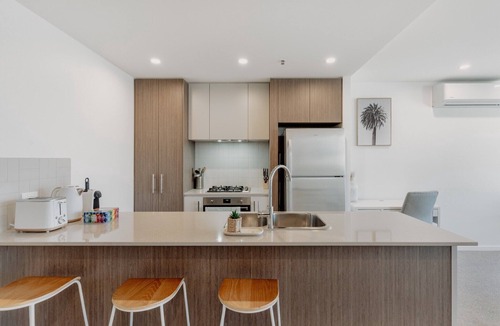 Phillip Apartment | Cosy 1-Bed with Pool, Gym ,Parking