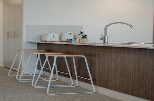 Phillip Apartment | Cosy 1-Bed with Pool, Gym ,Parking